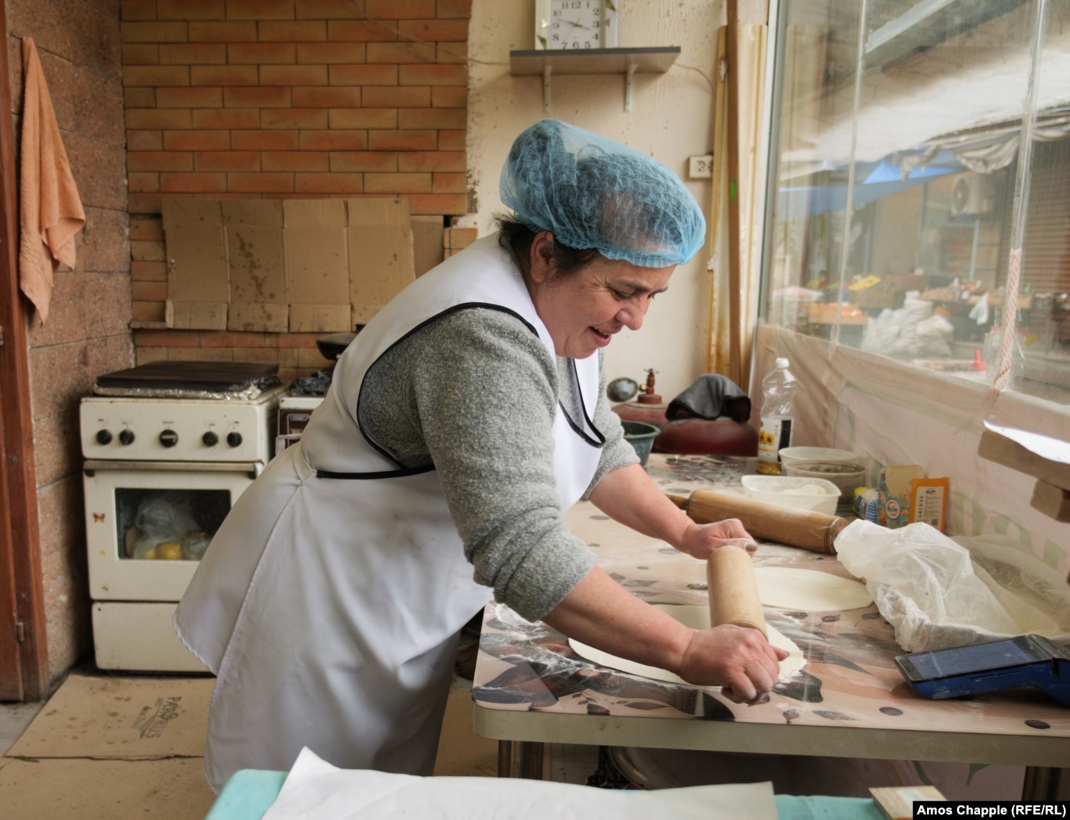 Një grua në Abovyan, e cila u largua nga shtëpia e saj në Stepanakert në shtator 2023, tëhollon brumin në peta për të bërë kapele xhingalov. Në dhe rreth tregut qendror në Abovyan, së paku tri biznese të veçanta të drejtuara nga refugjatët armenë shesin këtë ushqim tradicional.