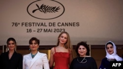  Дженифър Лоръсн и екипа на документалния филм Bread and Roses идват за премиерата му в Кан, 21 май 2023 година 