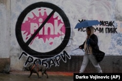 Mural sa potpisom navijača Partizana "Uključite mozak, isključite Pink" kojim se aludira na provladinu propagandu Televizije Pink i nasilje u njenim rijaliti programina. Beograd, maj 2023.