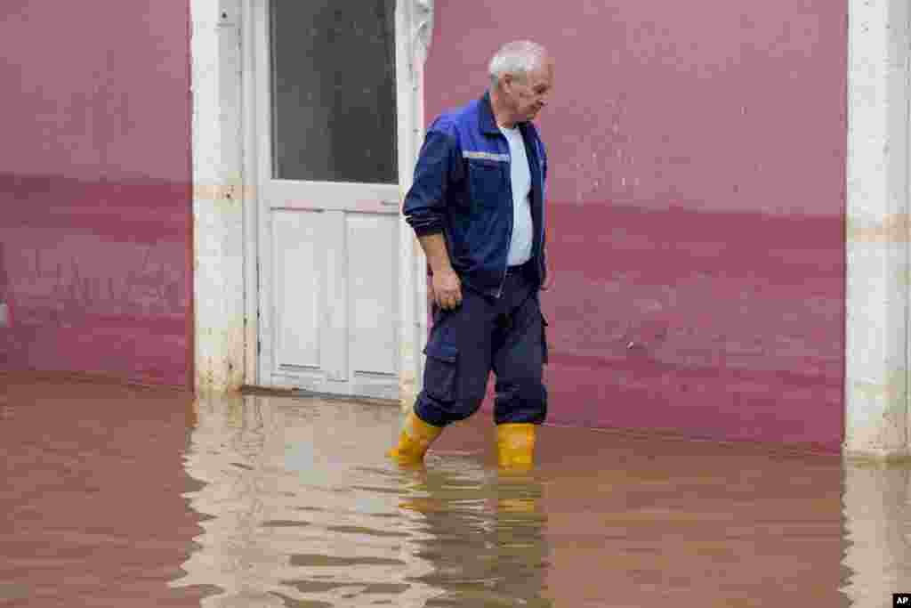 Një burrë duke ecur nëpër ujërat që kanë përmbytur Obrovacin, Kroaci, të martën, 16 maj 2023. Reshjet e dendura të shiut në ditët e fundit kanë bërë që disa lumenj të dalin nga shtretërit, duke përmbytur shtëpi, rrugë dhe ndërtesa publike në disa qytete.