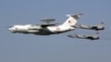 În această fotografie din 11 august 2007, un A-50, echivalentul rusesc al aeronavei americane AWACS, zboară peste Monino, Rusia, la est de Moscova, în timp ce este escortat de avioane interceptoare MiG-31. (imagine generică) 