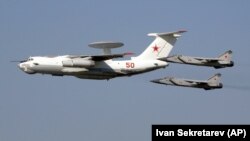 Архівна світлина: російській літак A-50 у супроводі двох літаків МіГ-31