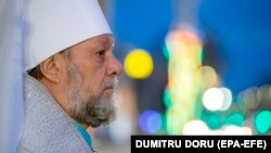 Mitropolitul Vladimir așteptând focul haric în centrul Chișinăului, pe 15 aprilie 2023.