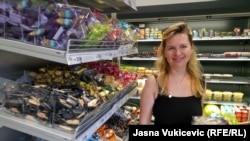 Iako su cijene više nego u Rusiji, Margarita Kapilova iz Moskve kaže da kupuje u ruskom marketu zbog nostalgije, kad se zaželi ukusa iz svoje zemlje. Budva, 14.avgust 2023.godine
