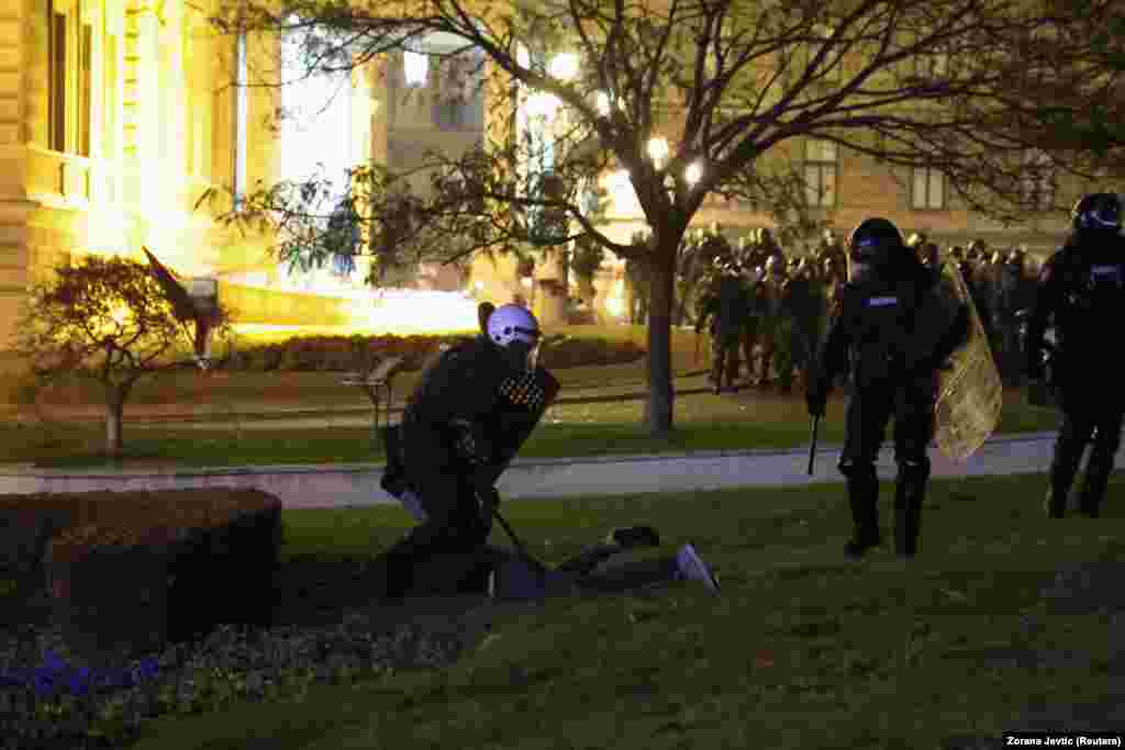 Sukob policije sa delom demonstranata otpočeo je ispred Skupštine Beograda.