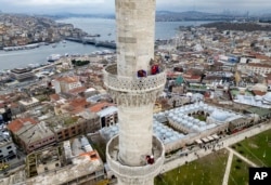 Postavljanje mahye na munaru nije jednostavan zadatak, Istanbul, 6. marta 2024.