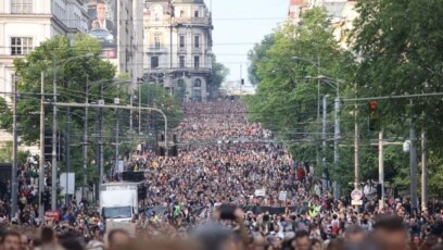 Десетки хиляди хора излязоха на протест по улиците на Белград