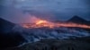Láva tör elő a Fagradalsfjall-vulkán egyik hasadékából 2023. július 10-én.&nbsp;A nyolcszáz év szunnyadás után 2021 óta&nbsp;évente aktív tűzhányó&nbsp;Reykjavíktól mintegy harminc kilométerre délnyugatra fekvő Litli-Hrútur-hegy közelében található a Reykjanes-félszigeten
