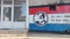 Grafit i mural osuđenom za ratne zločine Slobodanu Praljku, generalu Hrvatskog vijeća obrane (HVO), koji je izvršio samoubistvo u haškoj sudnici. Grafit se nalazi na zidu objekta u Ulici fra Didaka Buntića u zapadnom dijelu Mostara.