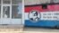 Grafit i mural osuđenom za ratne zločine Slobodanu Praljku, generalu Hrvatskog vijeća obrane (HVO), koji je izvršio samoubistvo u haškoj sudnici. Grafit se nalazi na zidu objekta u Ulici fra Didaka Buntića u zapadnom dijelu Mostara.