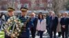 Presidentja Vjosa Osmani dhe ambasadorët e vendeve të QUINT-it bëjnë homazhe për ushtarët e rënë të NATO-s në Kosovë. Prishtinë, 24 mars 2023.