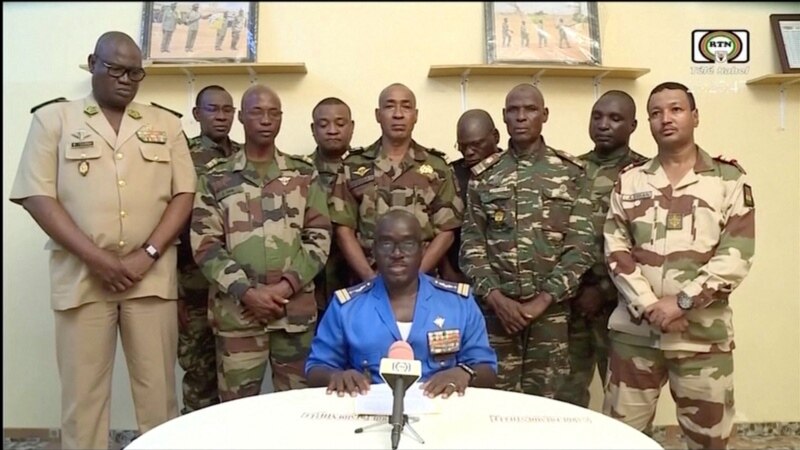Војниците во Нигер тврдат дека извршиле државен удар и го собориле претседателот