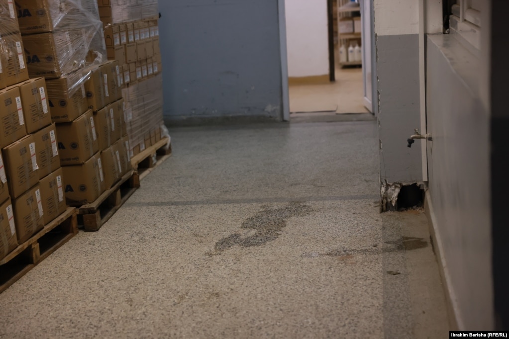 Në anën e djathtë të korridorit kryesor të barnatores, si pasojë e lagështisë është krijuar një vrimë. Pranë saj shihet edhe një çezmë, e cila përdoret për pastrimin e dyshemesë - aty ku ruhen barnat. 