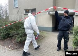 Policija pred zgradom u kojoj je uhapšena Daniela Klette, navodna članica ozloglašene njemačke militantne grupe Frakcije Crvene armije, Berlin, 27. februar 2024.