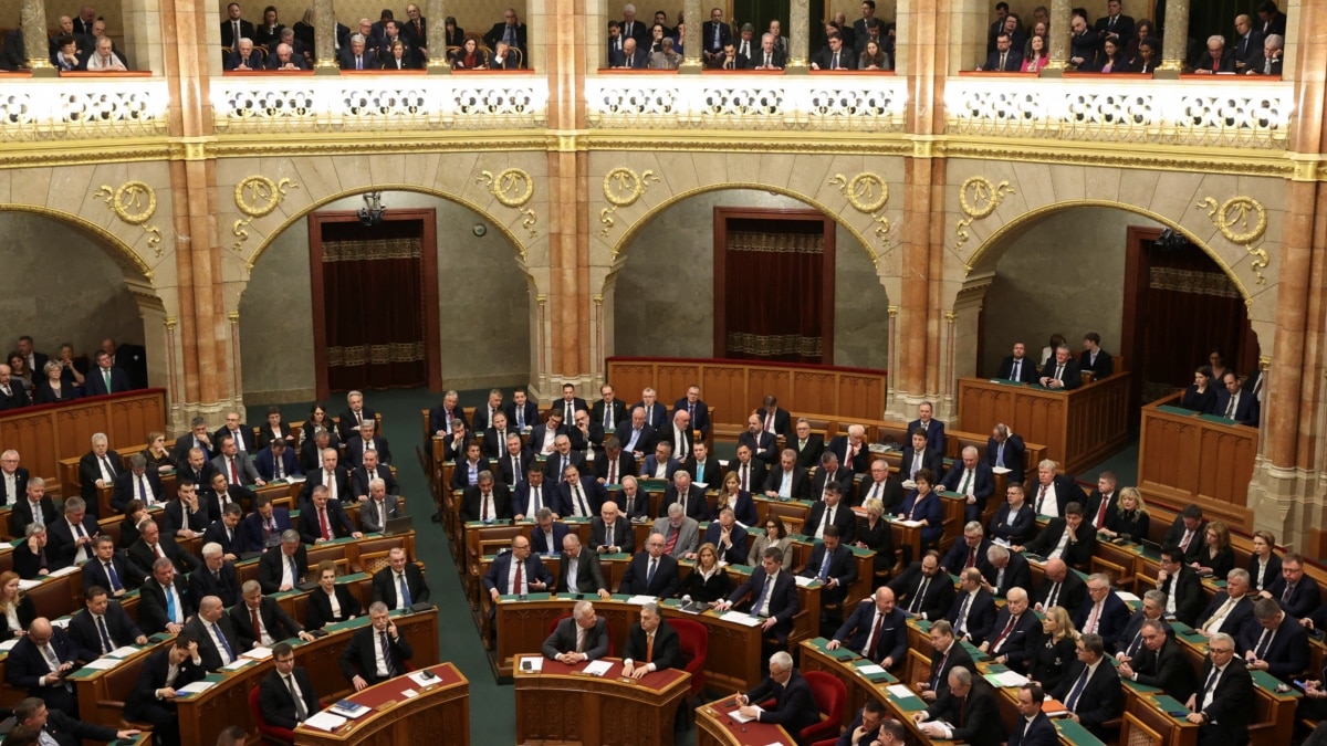 Парламент Угорщини схвалив зупинення участі в договорі про звичайні ...