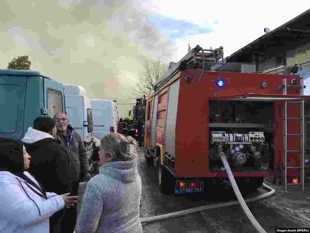 U gašenju požara učestvuje više od 70 vatrogasaca sa 25 vatrogasnih vozila.