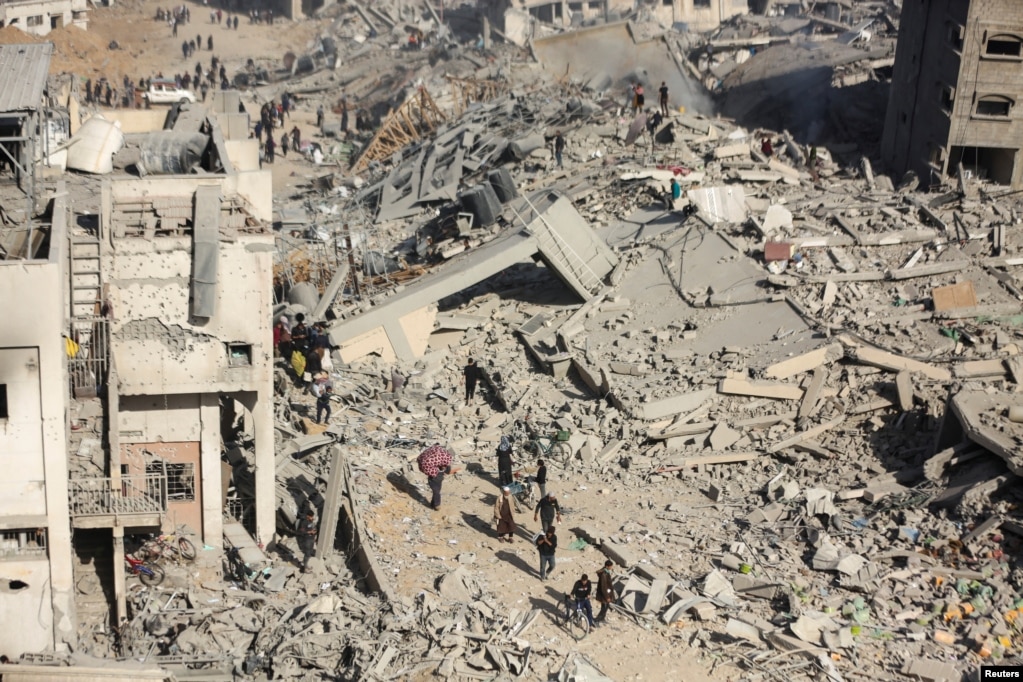 Palestinezët shikojnë shtëpitë dhe ndërtesat e shkatërruara përreth Spitalit Al Shifa. &nbsp;