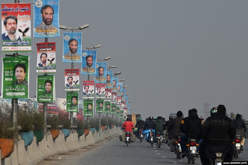 Udhëtarët kalojnë pranë posterëve elektoralë në Ravalpindi më 9 janar, pak para zgjedhjeve të përgjithshme. Pakistani do të mbajë zgjedhjet e reja më 8 shkurt. Për t&#39;u siguruar që çdo qytetar me të drejtë vote të mund të marrë pjesë në procesin politik, çdo partie politike i caktohet një simbol unik që shfaqet pranë emrit të partisë. &nbsp;