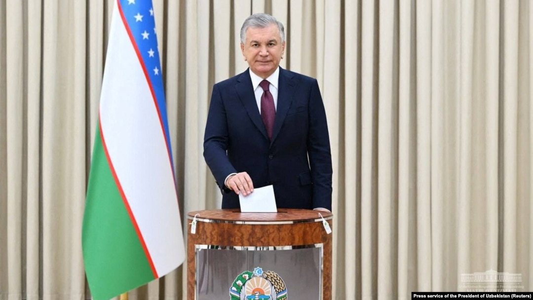 Uzbek President Shavkat Mirziyoev voting in the country's early presidential election in July 2023. 