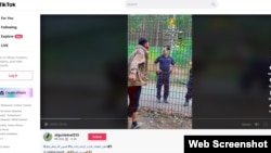 Az afgcriminal313 posztja, ahogy a szerb–magyar határnál egy magyar rendőrrel beszélnek