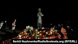 Біля Меморіалу пам’яті жертв Голодомору в Києві. Листопад 2023 року