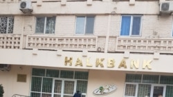 Diňle: Bank ulgamyndaky 'agyr ýagdaý' ýolbaşçylary 'gyzyklandyrmaýar' 