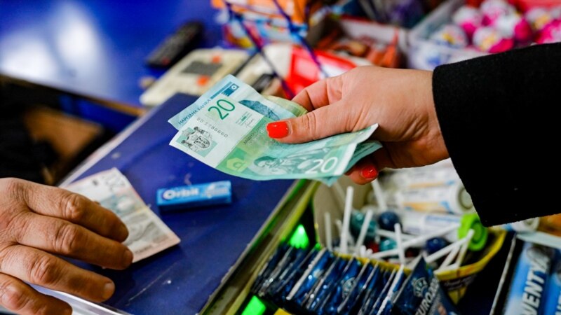 Pak para ndalimit të dinarit, serbët të shqetësuar se si do t’i marrin pensionet e pagat nga Serbia