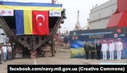 Закладка другого корвету для ВМСУ в Стамбулі на суднобудівному заводі турецької компанії STM. 18 серпня 2022 року. Корвет спочатку мав називатись «Гетьман Павло Скоропадський», але потім назву змінили на «Гетьман Іван Виговський»
