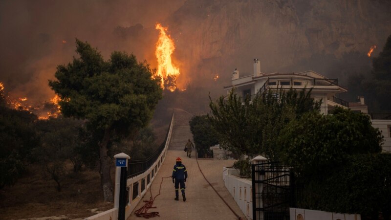 Zjarret vazhdojnë të përhapen në Greqi
