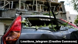 Пошкоджений автомобіль унаслідок російського обстрілу Херсона, 15 травня 2024, фото ілюстративне