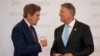 John Kerry (b), az Amerikai Egyesült Államok klímaügyi különmegbízottja Klaus Iohannis román elnökkel beszélget a bukaresti Cotroceni-palotában 2023. szeptember 6-án