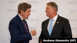 John Kerry (b), az Amerikai Egyesült Államok klímaügyi különmegbízottja Klaus Iohannis román elnökkel beszélget a bukaresti Cotroceni-palotában 2023. szeptember 6-án