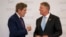 John Kerry (b), az Amerikai Egyesült Államok klímaügyi különmegbízottja Klaus Iohannis román elnökkel beszélget a bukaresti Cotroceni-palotában 2023. szeptember 6-án