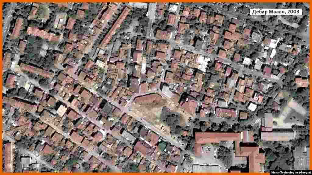 Naselje Debar Maalo dio je opštine Centar i prvo je naselje u Skoplju koje je pogođeno urbanizacijom. Trenutno se na prste broje stare kuće koje vrebaju investitori. Inicijative poput &quot;Šanse za centar&quot; u više su navrata upozoravale da se u naselju potpuno zanemaruje javni interes nauštrb privatnih interesa građevinskih tvrtki i uticajnih pojedinaca. U 2003. godini u Centru je bilo 18.848 stanova, au 2023. godini broj je porastao na 27.065 stanova.