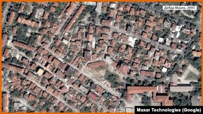 Naselje Debar Maalo dio je opštine Centar i prvo je naselje u Skoplju koje je pogođeno urbanizacijom. Trenutno se na prste broje stare kuće koje vrebaju investitori. Inicijative poput "Šanse za centar" u više su navrata upozoravale da se u naselju potpuno zanemaruje javni interes nauštrb privatnih interesa građevinskih tvrtki i uticajnih pojedinaca. U 2003. godini u Centru je bilo 18.848 stanova, au 2023. godini broj je porastao na 27.065 stanova.