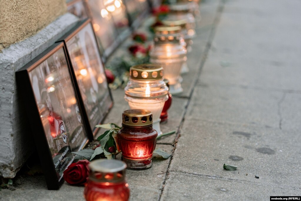 Sono state accese candele vicino all'ambasciata della Bielorussia in memoria di coloro che sono morti per mano del regime bielorusso