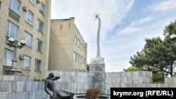 У памятника жертвам депортации в Симферополе безлюдно. После полудня 18 мая 2024 года.