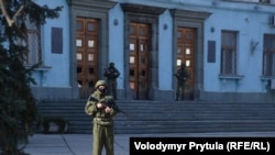 Российские военные захватили помещение Совета министров АР Крым в Симферополе. Крым, 27 февраля 2014 года