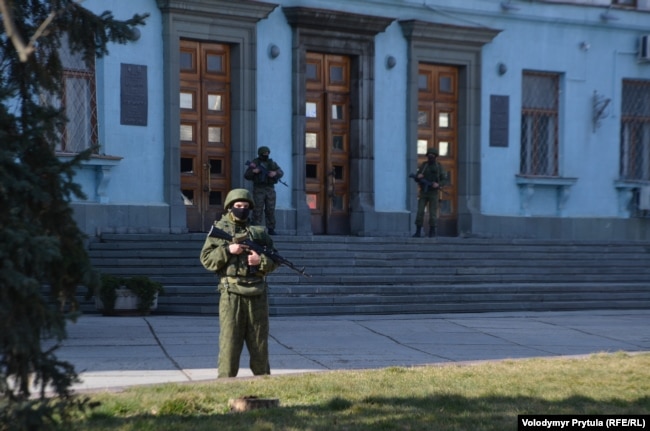 Російські військові без розпізнавальних знаків захопили будівлю Ради міністрів Криму в Сімферополі у лютому 2014 року