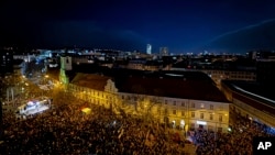 Масовите протести в Словакия започнаха преди седмица, а в четвъртък централният площад в Братислава отново беше пълен с демонстранти, 25 януари 2024 г.