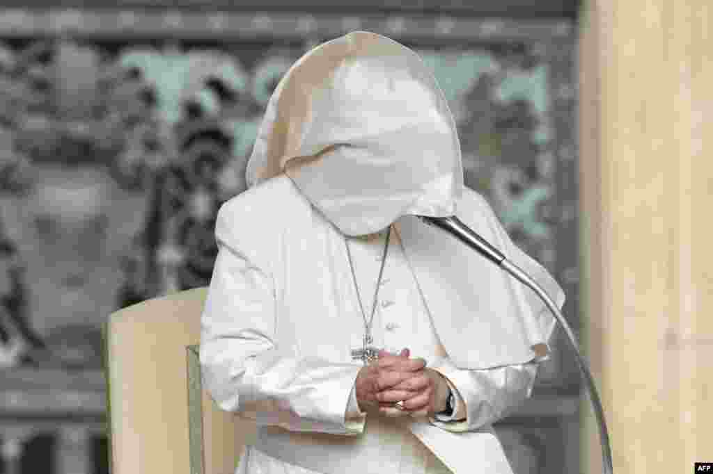 Plašt pape Franje podignuo je vjetar tokom nedjeljne opće audijencije na trgu Svetog Petra u Vatikanu,&nbsp;10. aprila 2024.
