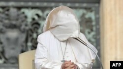 Порыв ветра поднимает мантию Папы Франциска во время еженедельной общей аудиенции на площади Святого Петра в Ватикане. 10 апреля 2024 года 