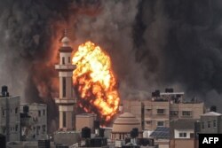 O minge de foc izbucnește după o lovitură israeliană deasupra orașului Rafah, în sudul Fâșiei Gaza, pe 20 decembrie 2023.