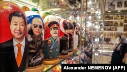 Păpuși tradiționale rusești din lemn, Matrioșka, reprezentând (de la stânga la dreapta) pe liderul chinez Xi Jinping, președintele rus Vladimir Putin și conducătorul sovietic Iosif Stalin, într-un magazin de pe strada turistică Arbat din centrul Moscovei, 22 iulie 2024.