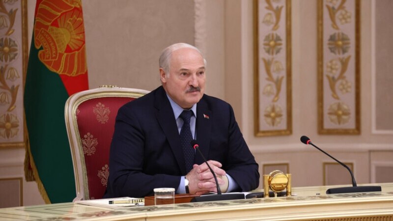«Супакойцеся». Лукашэнка пракамэнтаваў сваю працяглую адсутнасьць на публіцы ў траўні