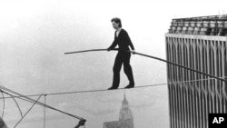  Снимка на 24-годишния тогава Пети, до момента в който минава по кабела, обтегнат сред кулите на Световния търговски център в Ню Йорк, 7 август 1974 година 