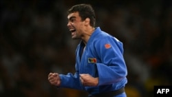 Adil Osmanov își exprimă emoțiile după victoria în fața italianului Manuel Lombardo în meciul pentru medalia de bronz la judo masculin -73 kg la Jocurile Olimpice 2024 de la Paris.