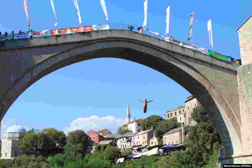 În timpul festivităților, 38 de sportivi din Bosnia și din alte țări au participat la concurs, sărind de la înalțimea de 24 de metri în apa rece a râului. &nbsp;