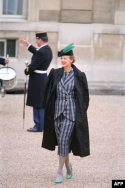 Кралица Маргрете II пристига на 19 февруари 1987 г. в Елисейския дворец в Париж на официално посещение