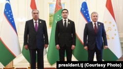 (Слева направо) президент Таджикистана Эмомали Рахмон, президент Туркменистана Сердар Бердымухамедов и президент Узбекистана Шавкат Мирзиёев. Ашхабад. 4 августа, 2023.